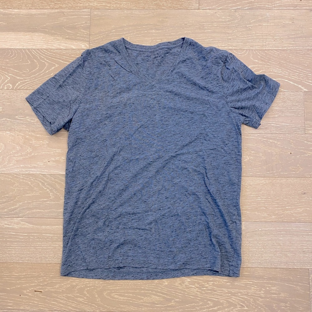 Banana republic soft wash V-neck large men’s tee